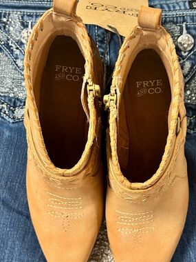 Frye & Co Western Style Ankle Boots Tan Size 6 NWT